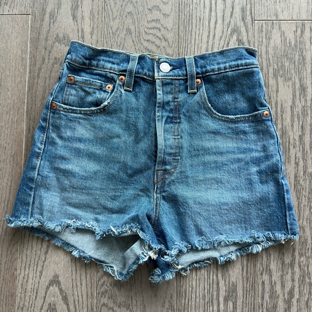 Levi’s Ribcage Shorts - Picture 1 of 4